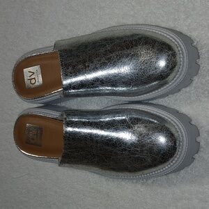 DOLCE VITA Lexy Lug Sole Platform Clogs in Silver Shiny Size 9